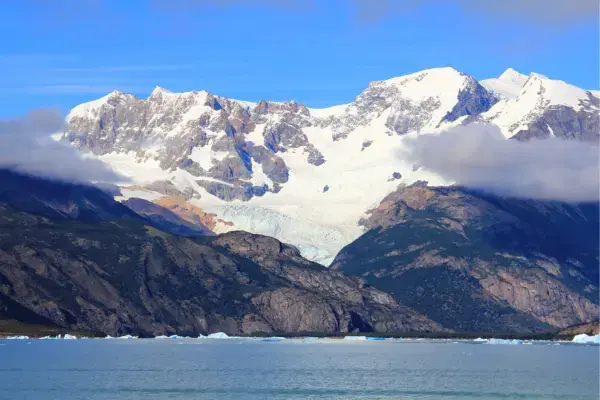 Montanha de neve na Patagônia Argentina