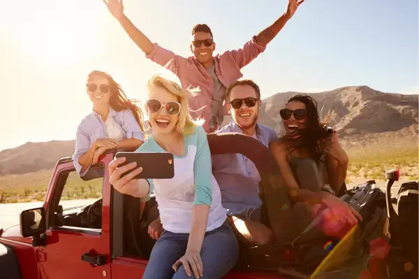 Grupo de viajantes rindo e se divertindo