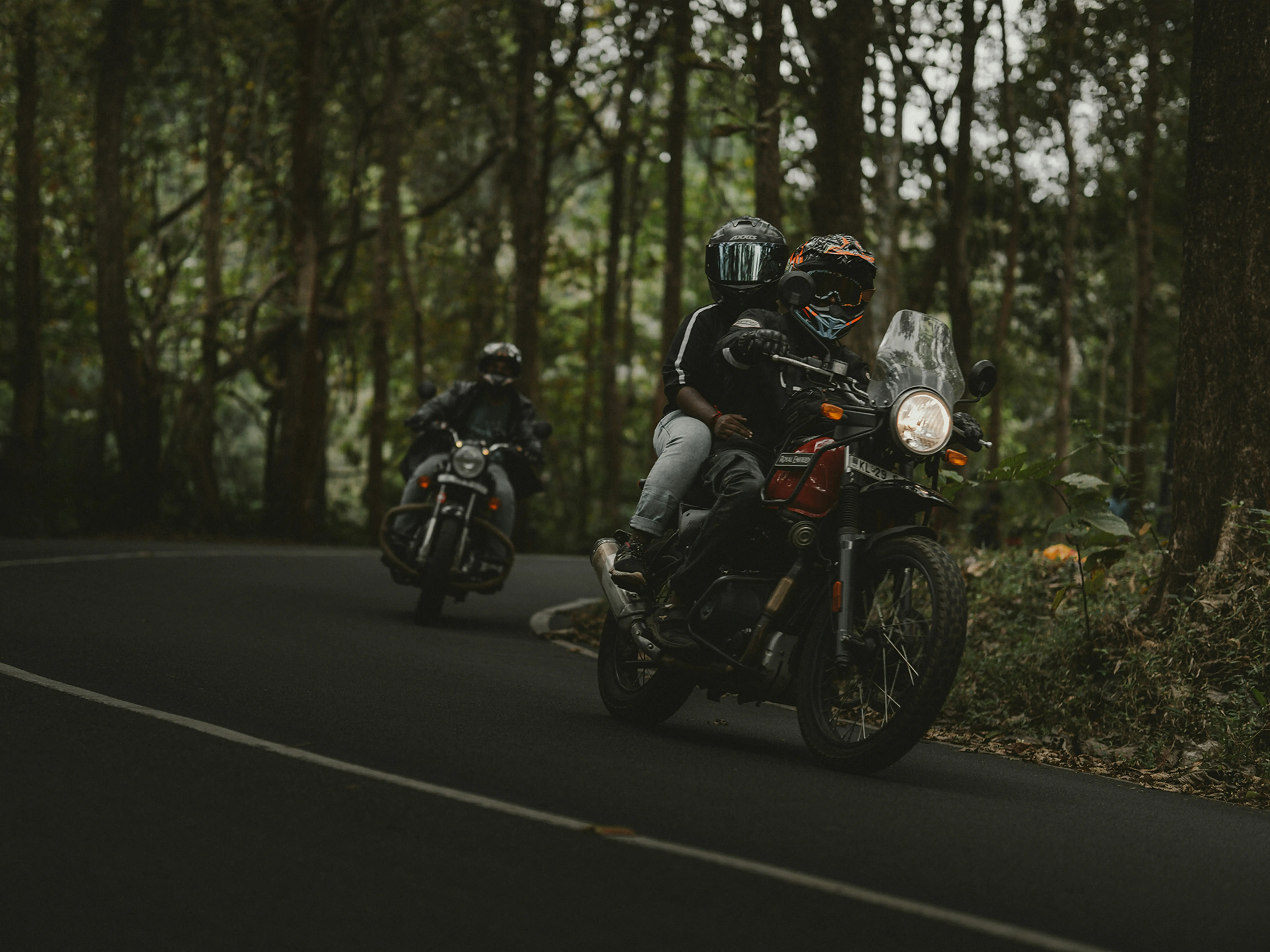 dois homens em cima de uma moto na estrada