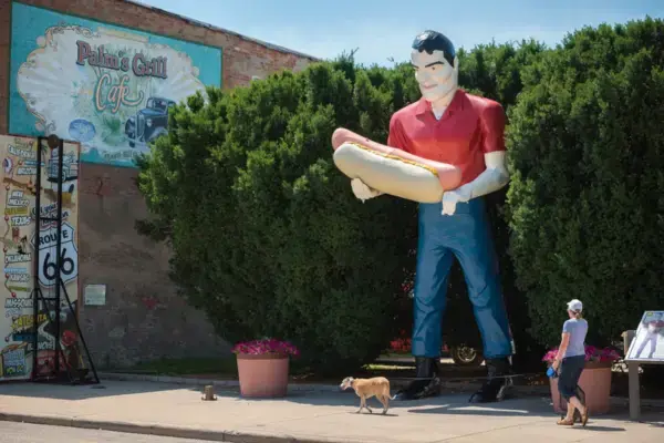 Estátua gigante do Muffler Man segurando um cachorro-quente na Rota 66, em frente ao Palms Grill Café, em Atlanta, Illinois.