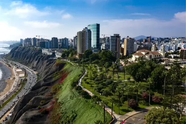 ista aérea do Parque Miraflores e Larcomar na orla de Lima, Peru
