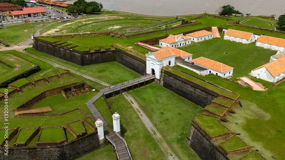 Vista aérea de um forte histórico com edifícios brancos e telhados alaranjados