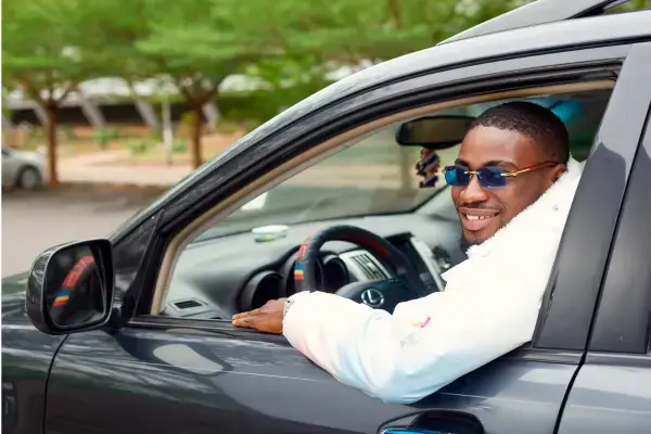 homem no carro no banco do piloto