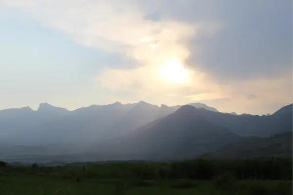 Paisagem montanhosa da Serra da Mnatiqueira