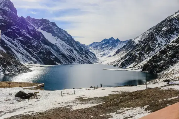Laguna del Inca cercada por montanhas nevadas na estação de esqui de Portillo, Chile
