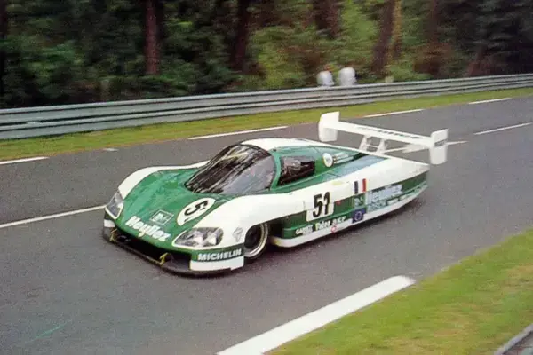 Protótipo WM P88 verde e branco na reta de Le Mans, carro projetado para alta velocidade e recordes na década de 1980.