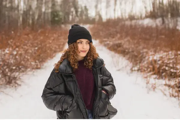 mulher osando na neve