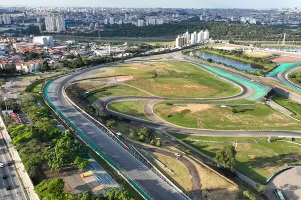 Vista aérea do Autódromo de Interlagos com o traçado completo do circuito