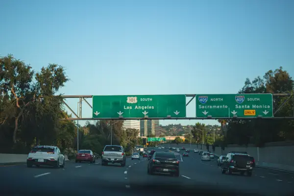Rodovia americana com placas para Los Angeles, Sacramento e Santa Monica