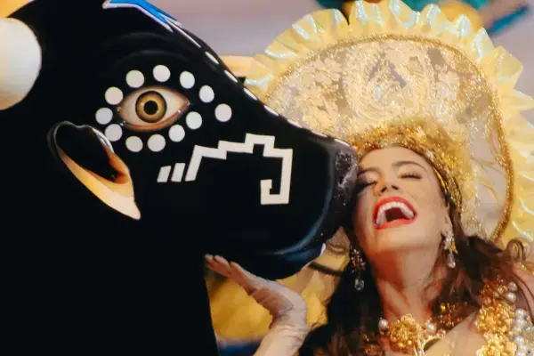Mulher e boi em desfile no Festival de Parintins (Fonte: Pexels)