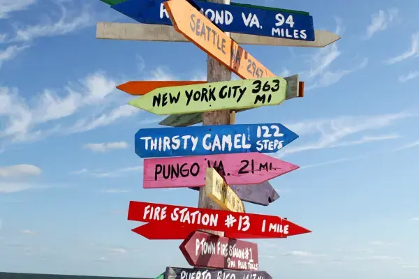 Placas indicando para diferentes lugares dos Estados Unidos