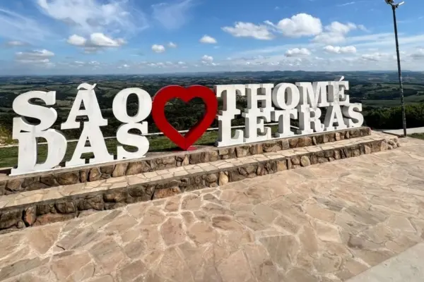 letreiro da cidade de são thomé das letras