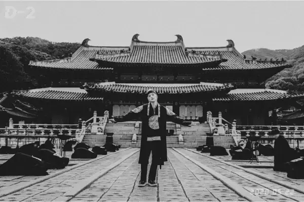 Suga como Agust D no set do MV Daechwita no Yongin Daejanggeum Park