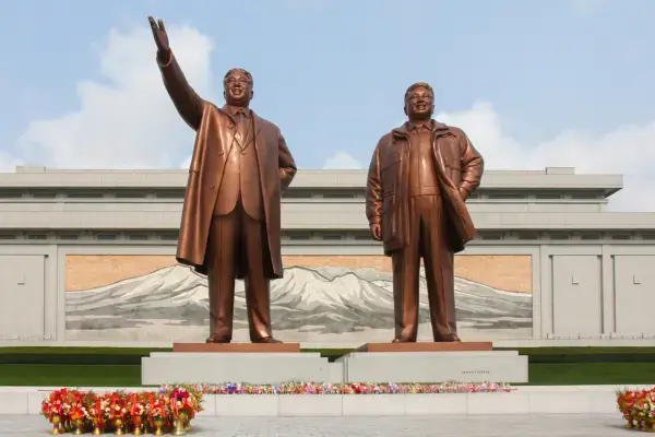estatua dos lideres da coreia do norte