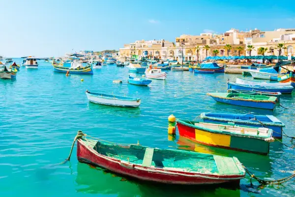 Paisagem de barcos em mar de Marsaxlokk Harbor