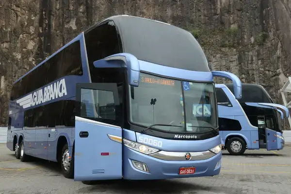 Ônibus rodoviário usado em viagens interestaduais com ID Jovem