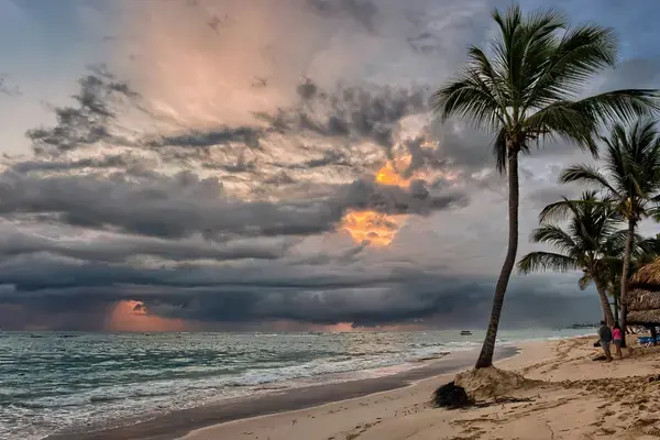 Praia deserta sob céu nublado ilustrando a baixa temporada motivada por clima