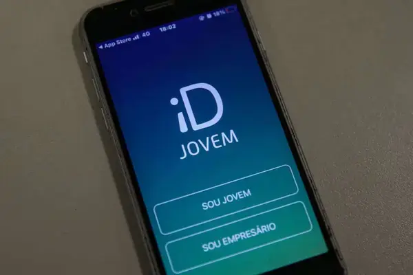 Celular exibindo a ID Jovem, benefício para jovens viajantes