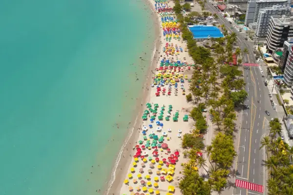 Vista aérea das praias de Ponta Verde e Pajuçara com guarda-sóis coloridos em Maceió