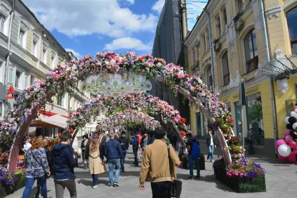 Rua de Moscou decorada com flores durante a primavera, com pedestres e clima urbano