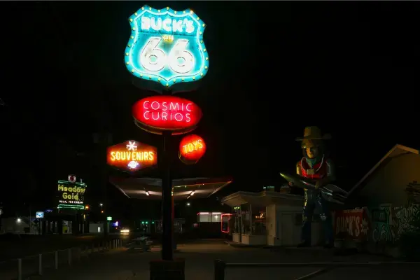 Letreiros de neon iluminando a noite em Tulsa, Oklahoma, na Rota 66.