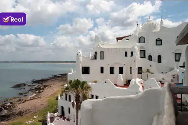 Casapueblo, Uruguai. Imagem da obra, construções em estilo grego e brancas.