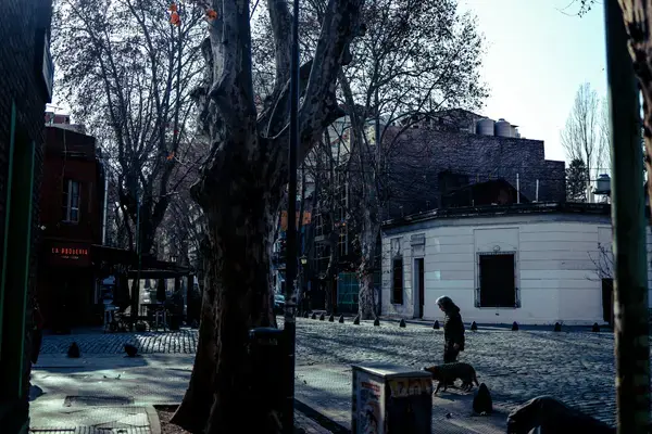 Rua de Buenos Aires no inverno com poucos turistas durante a baixa temporada