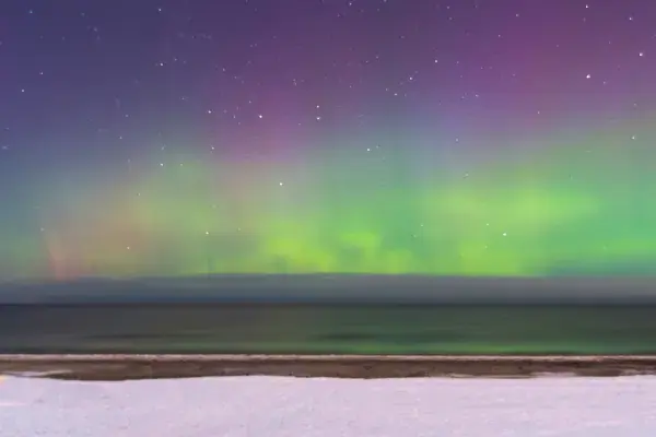 Aurora Boreal na praia da cidade de Jurmala