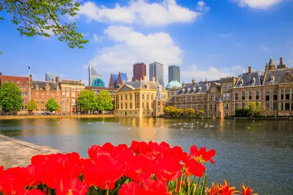 Prédios e flores da cidade de Haia, Holanda