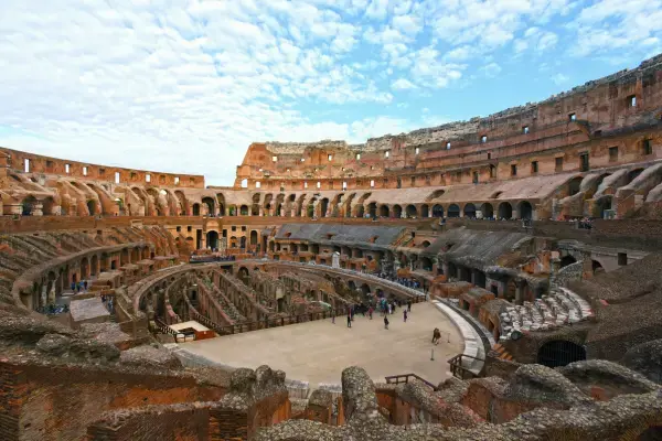 Interior do coliseu de roma com turistas