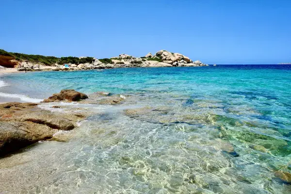 Praia de águas cristalinas na Sardenha, Itália