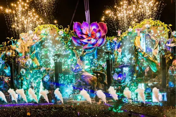 Palco principal do Tomorrowland Brasil 2025 com decoração floral e fogos de artifício (Fonte: Divulgação | Tomorrowland)