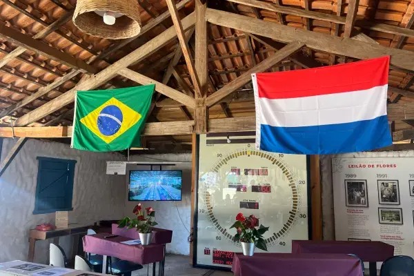 Bandeira da Holambra e do Brasil na Expoflora 2025 (Fonte: Arquivo Pessoal/Emilly Chagas)