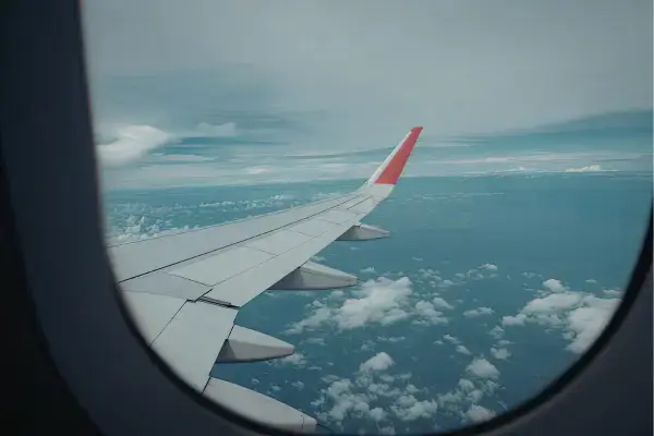 Vista de nuvens pela janela do avião durante o voo