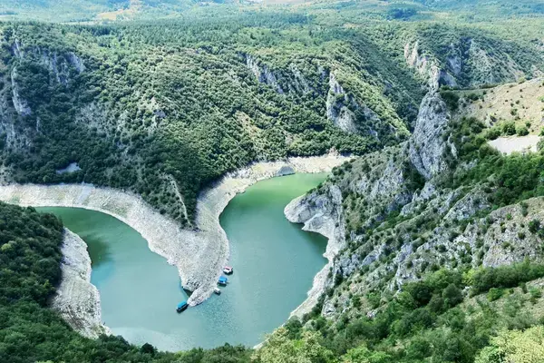 Cânion de Uvac com rio sinuoso entre montanhas verdes na Sérvia.