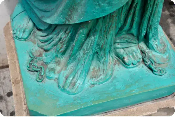 Foto de Liberty Pés e mais fotos de stock de Estátua da Liberdade - New York City