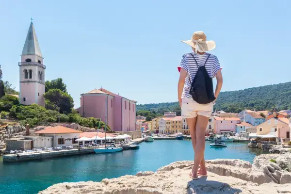 Turista olhando a paisagem de cidade do litoral na Croácia