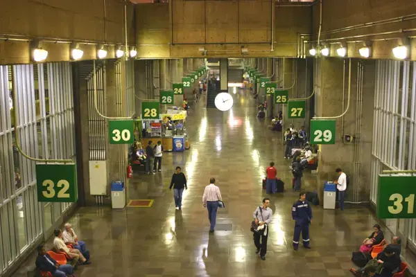 Plataformas de terminal rodoviário para viagem com ID Jovem
