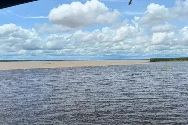 Imagem do encontro das águas em Manaus/AM, Rio Negro em evidência, com Rio Solimões ao fundo