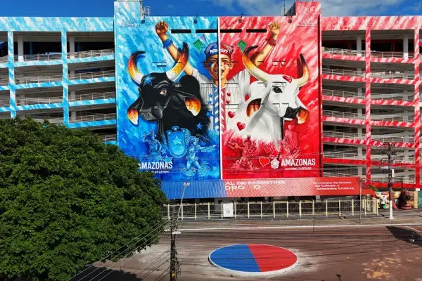 Mural com os bois Garantido e Caprichoso em prédio no centro de Parintins