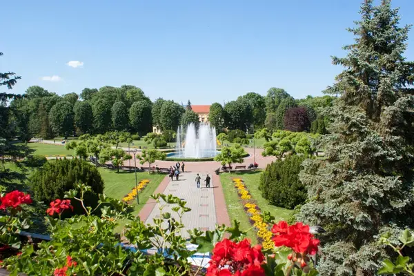 Parque de Banja Koviljača com fonte, jardins e flores na Sérvia.