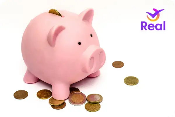 Porquinho de seguro viagem simbolizando economia