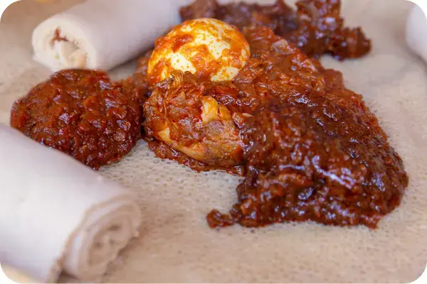 Injera com Doro Wat (Etiópia)