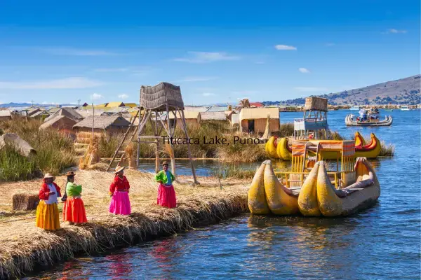 Mulheres em trajes típicos nas ilhas flutuantes dos Uros no Lago Titicaca em Puno, Peru