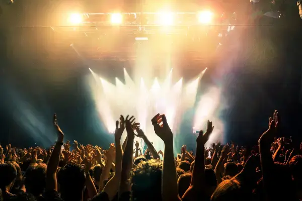 Pessoas aproveitando um show