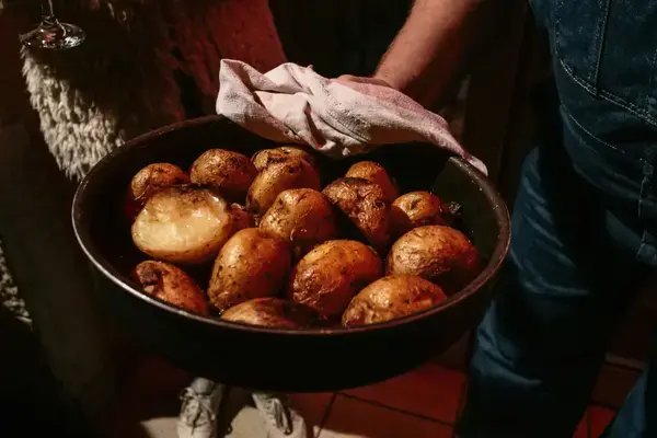 Batatas assadas servidas em panela durante refeição em Toulouse