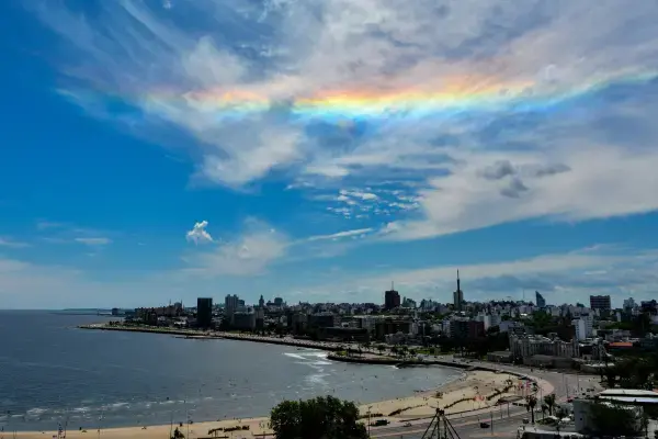 Vista panorâmica da Rambla de Montevidéu com o Rio da Prata e prédios ao fundo.