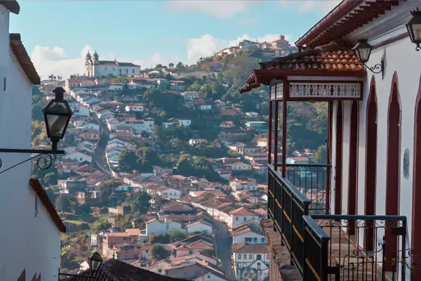 Vista panorâmica de Ouro Preto com casarões coloniais e igreja barroca ao fundo