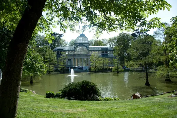 Palácio de Cristal cercado por árvores no Parque del Retiro, em Madri