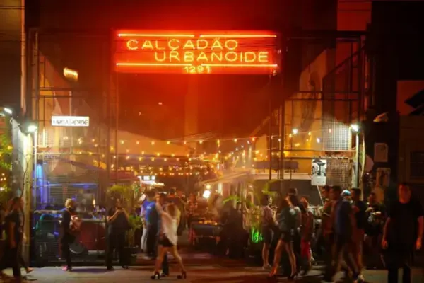 Entrada do Calçadão Urbanóide à noite, na Rua Augusta, em São Paulo